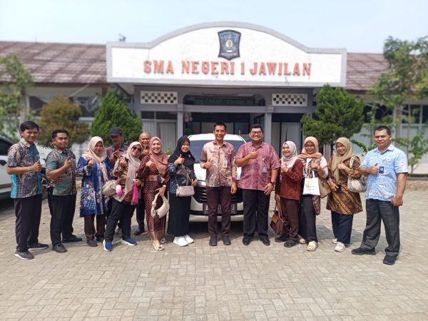 Kegiatan Penelusuran Data dan Penagihan Wajib Pajak Kendaraan oleh Samsat Ciruas di SMAN 1 Jawilan